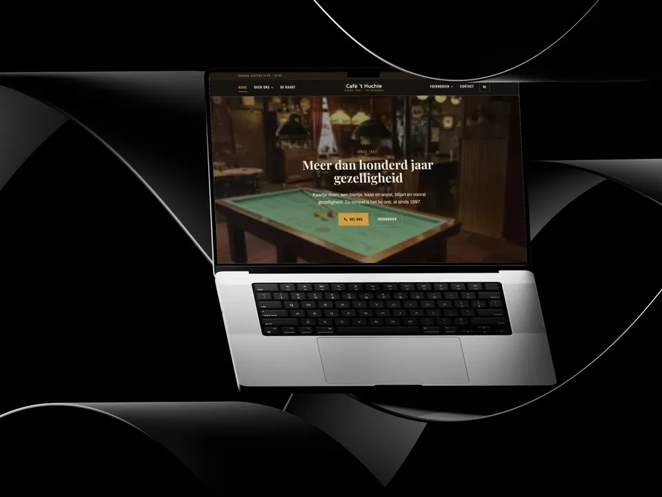 Café 't Huchie website on a laptop